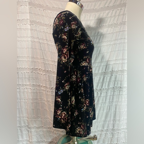 One Clothing Velvet Floral Dress - Picture 5 of 10